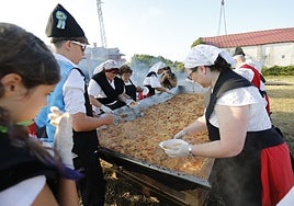 Parte de los treinta voluntarios, en la tarea de preparar las raciones.