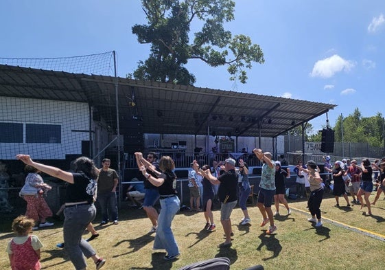 En el campo de la Cruz de Ceares los gijoneses disfrutaron de una jornada llena de bailes y música.
