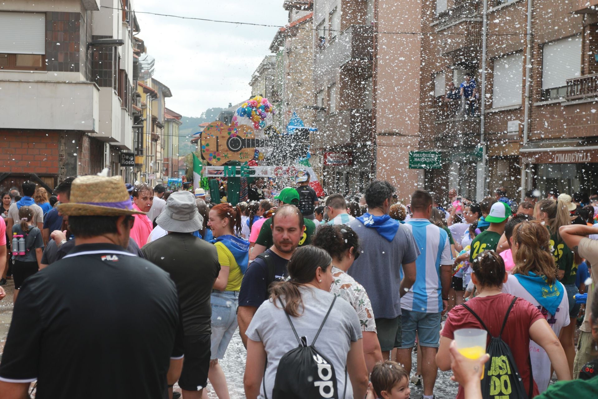 Gran mojadura en una multitudinaria folixa en Grado