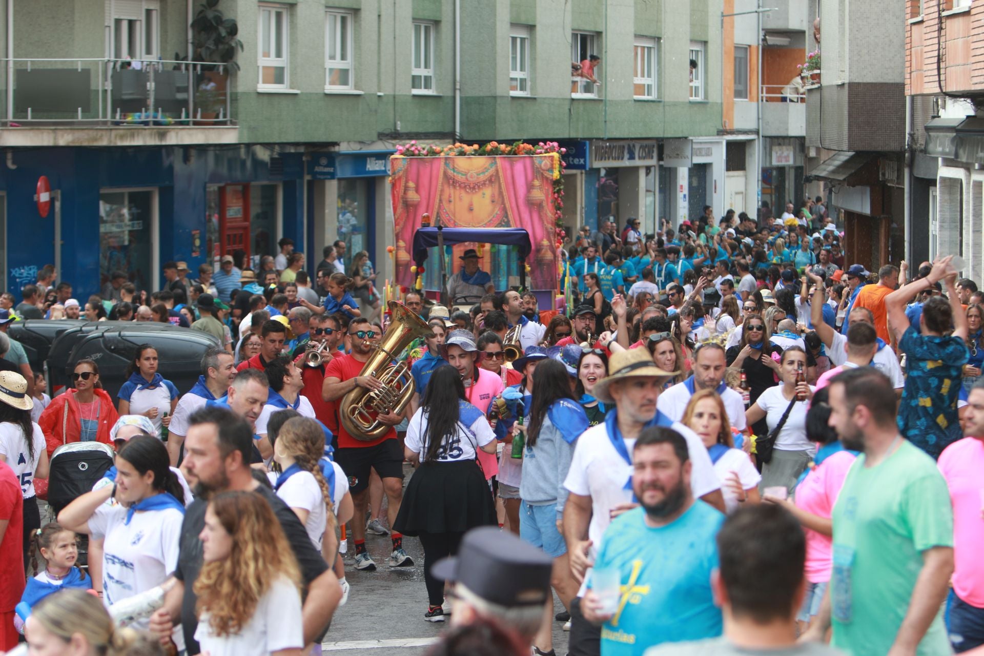 Gran mojadura en una multitudinaria folixa en Grado