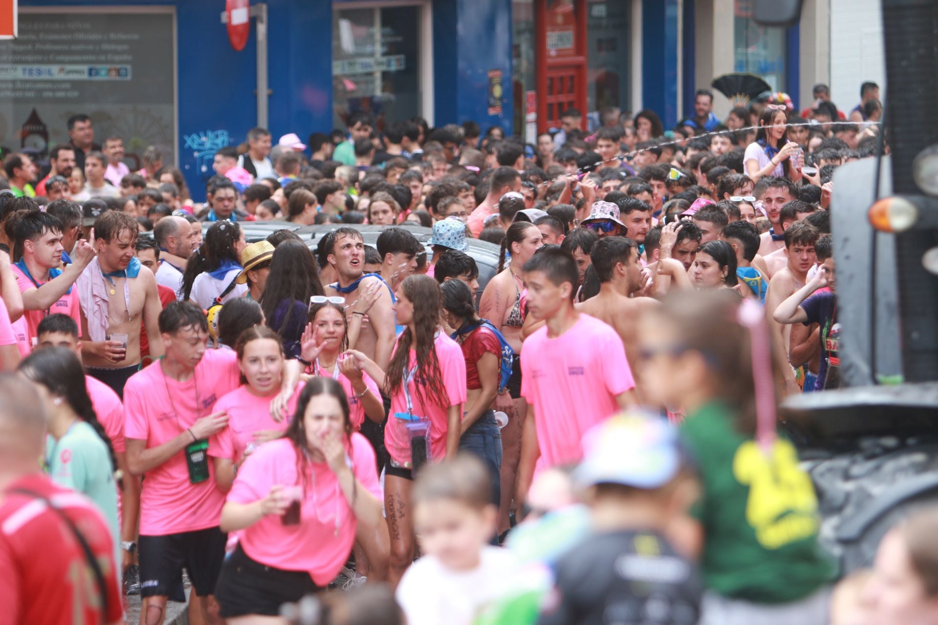 Gran mojadura en una multitudinaria folixa en Grado