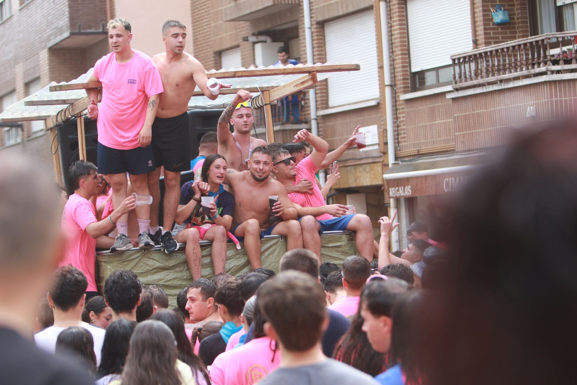 Gran mojadura en una multitudinaria folixa en Grado