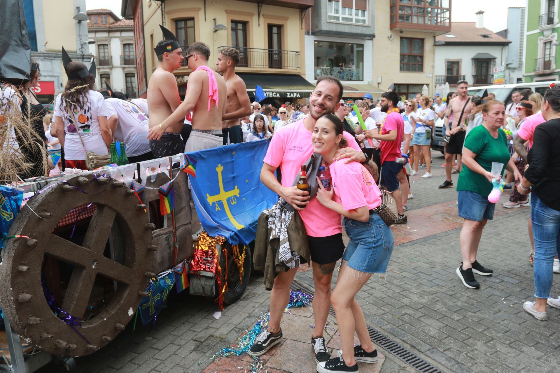 Gran mojadura en una multitudinaria folixa en Grado