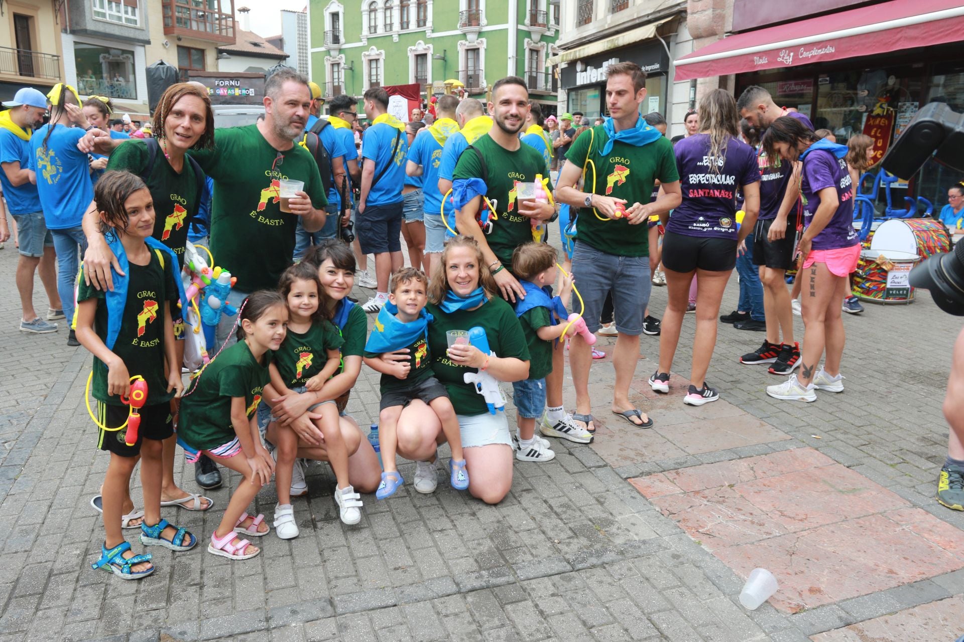 Gran mojadura en una multitudinaria folixa en Grado