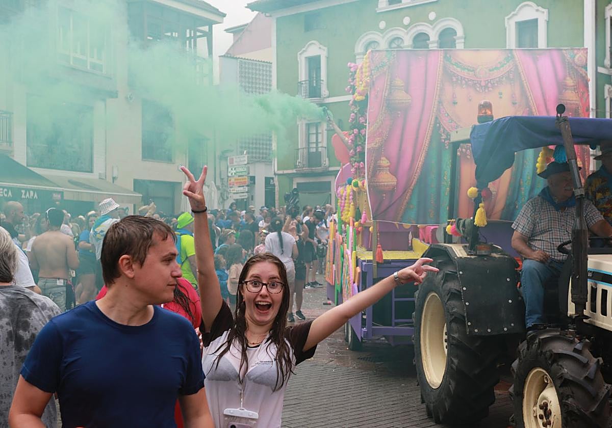 Gran mojadura en una multitudinaria folixa en Grado