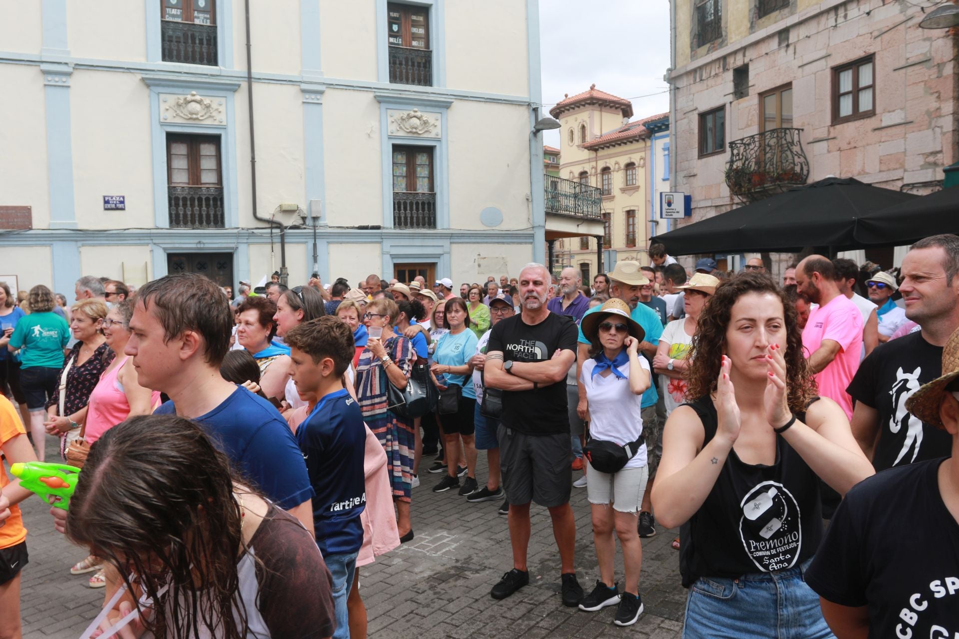 Gran mojadura en una multitudinaria folixa en Grado