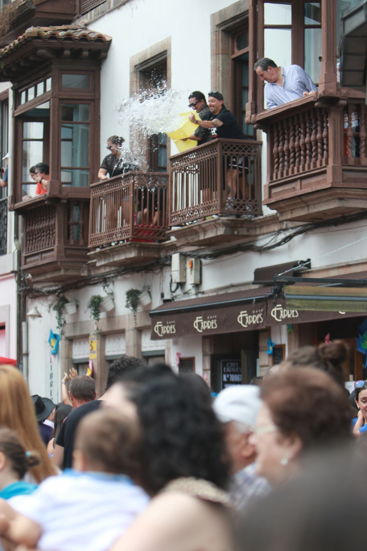 Gran mojadura en una multitudinaria folixa en Grado