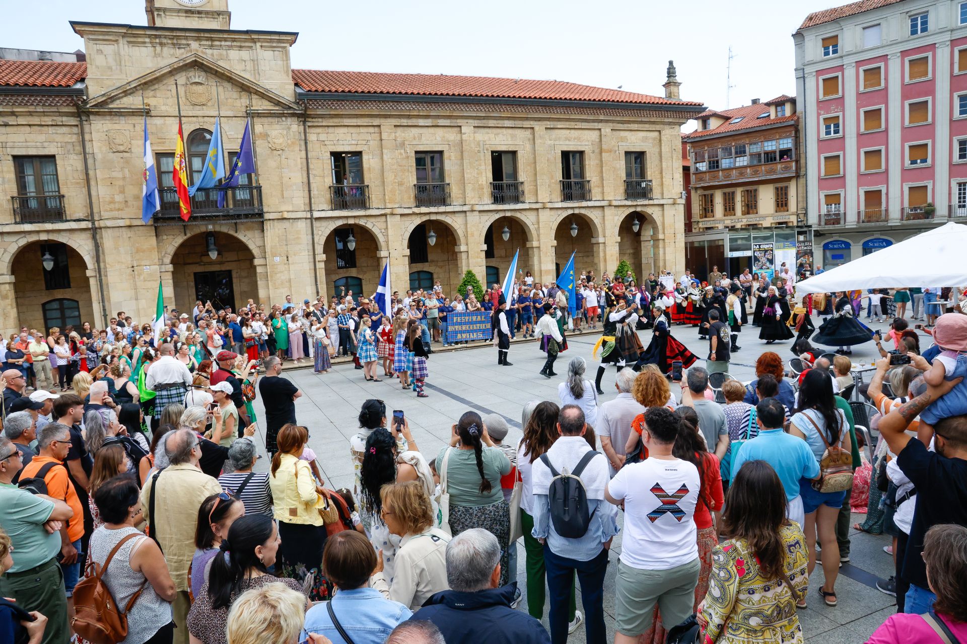 Música y color en el gran desfile celta de Avilés