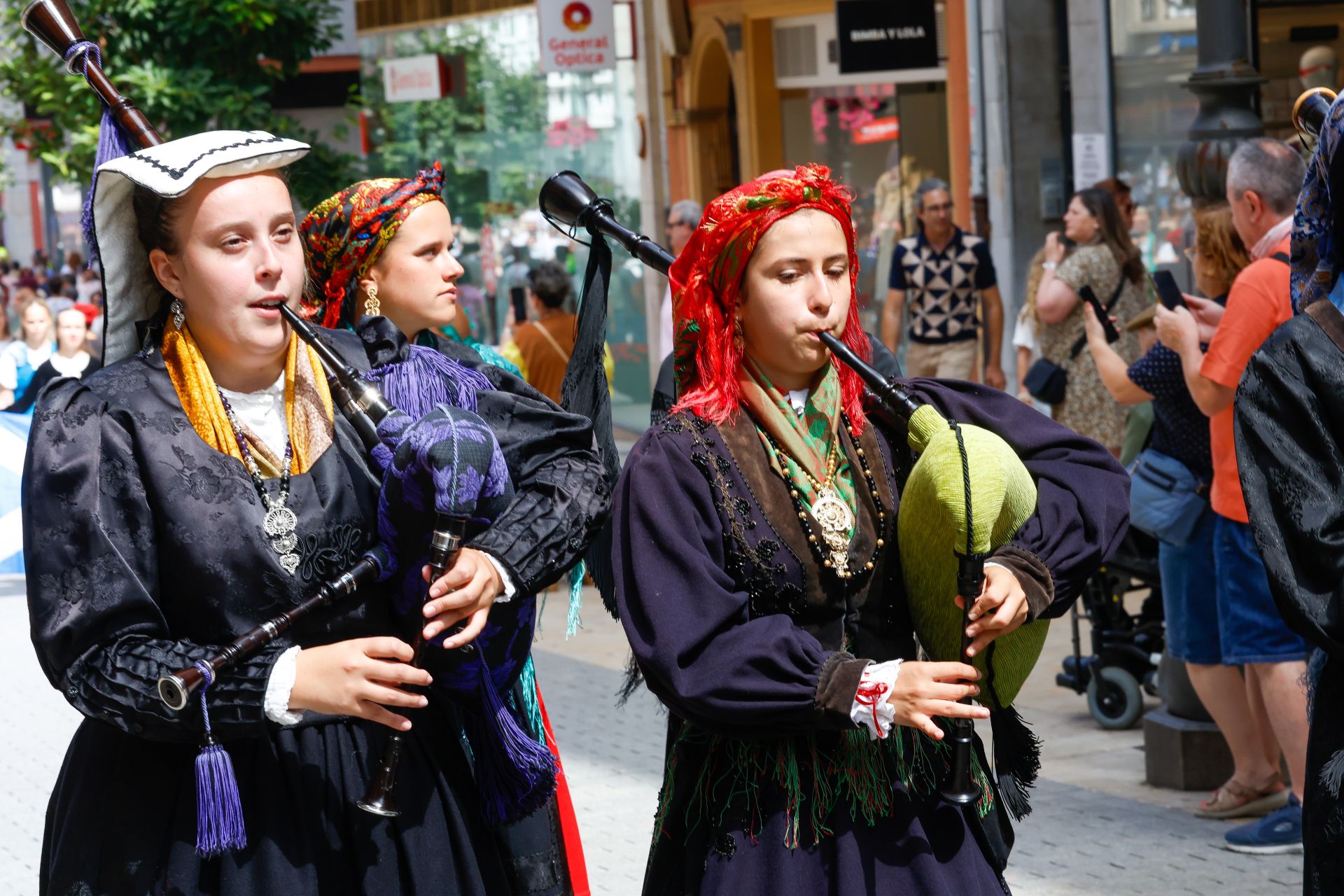 Música y color en el gran desfile celta de Avilés