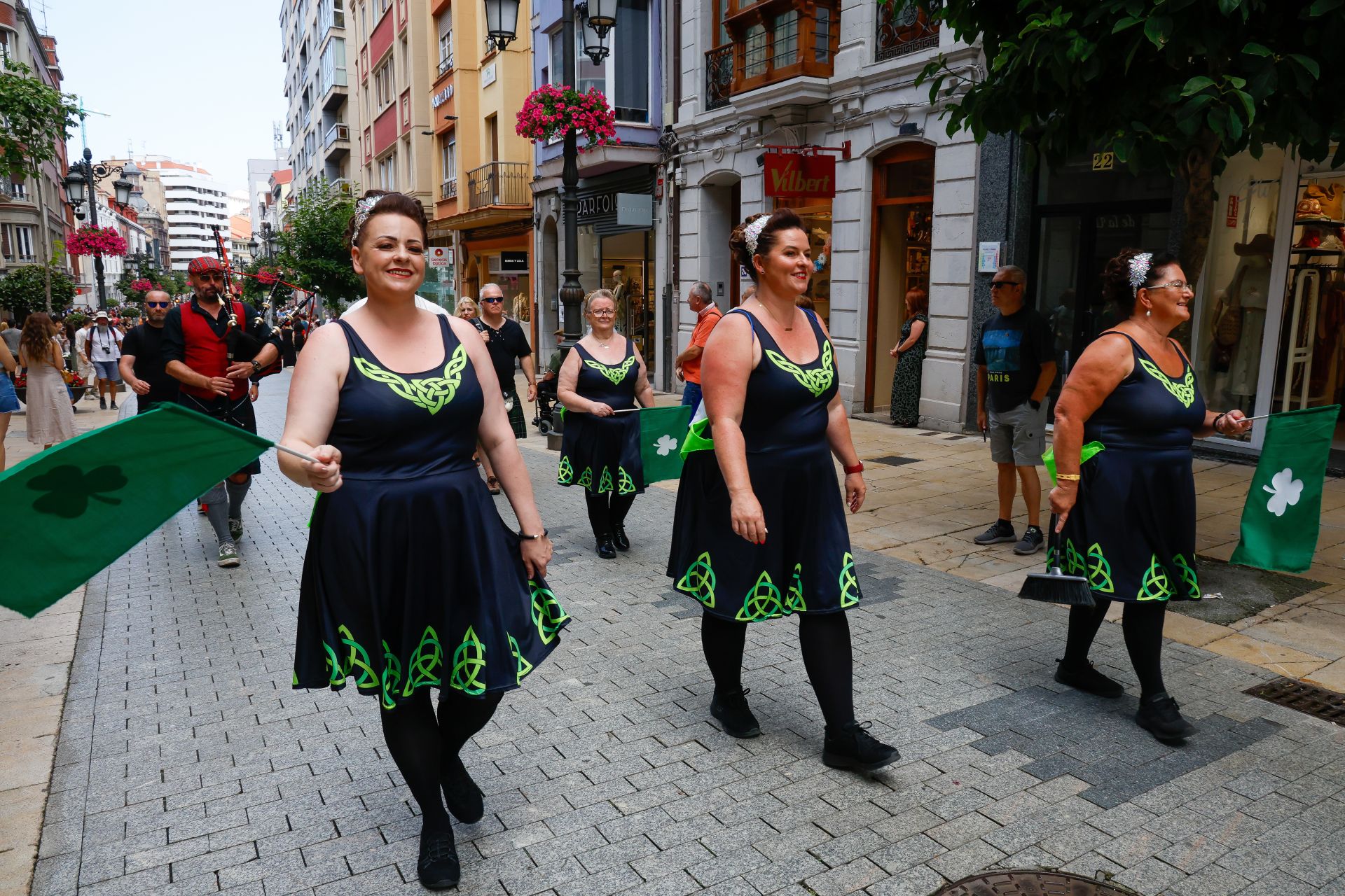 Música y color en el gran desfile celta de Avilés