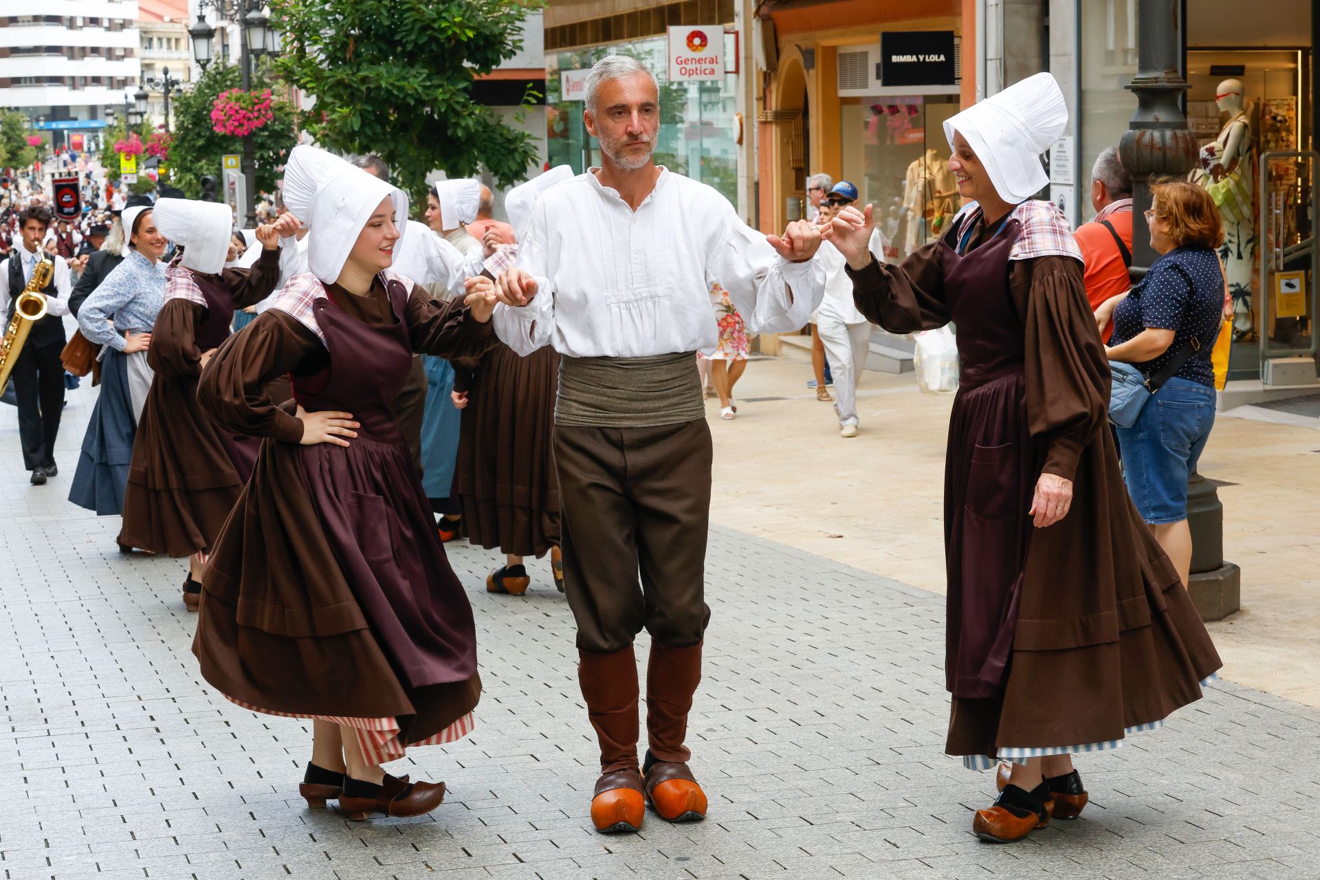 Música y color en el gran desfile celta de Avilés