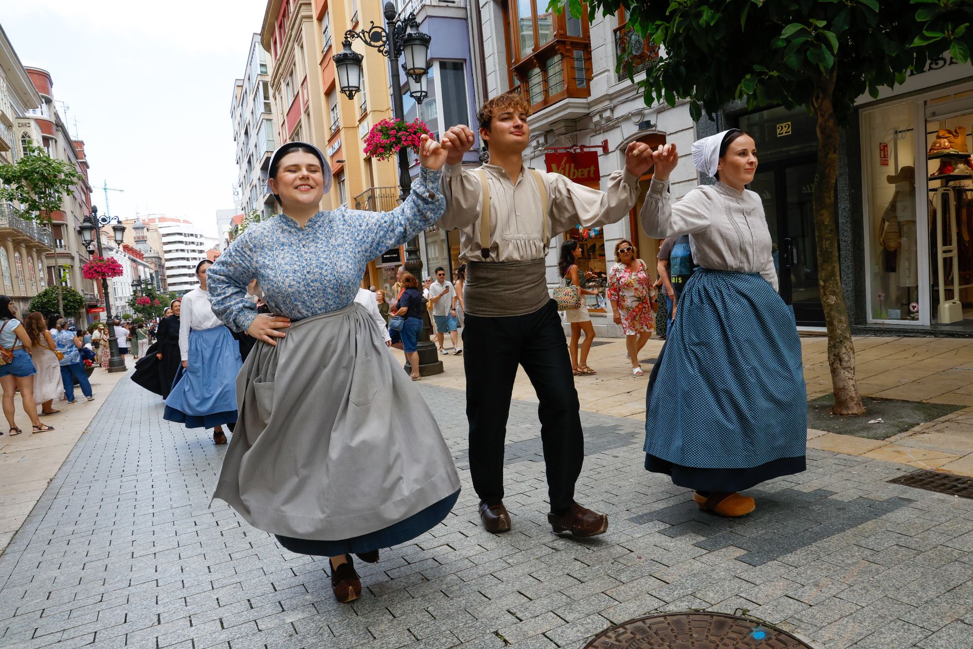 Música y color en el gran desfile celta de Avilés