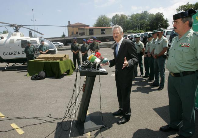 En 2011 el delegado describe con los agendes y mandos de la Guardia Civil cómo se ha logrado incautar 200 kilos de cocaína ante la costa.
