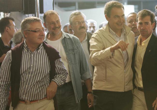 José Blanco, Álvaro Cuesta, Antonio Trevín y el presidente José Luis Rodríguez Zapatero, en el mitin en Fonsagrada que dio en un alto de sus vacaciones en los Oscos.