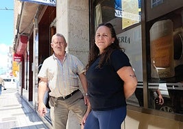 Aurelio y su hija Nerea, el pasado jueves, último día abiertos.