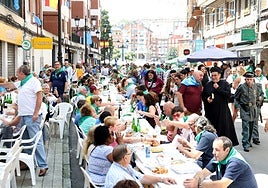 Aspecto general de la calle San Melchor durante la comida en la calle.