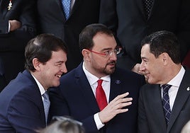 El presidente del Principado, Adrián Barbón, conversa con el de Andalucía, Juanma Moreno, con el jefe del Ejecutivo de Castilla y León, Alfonso Fernández Mañueco, a la izquierda.