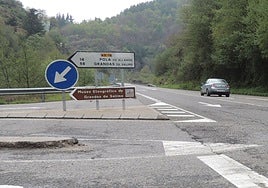 Acceso a Pola de Allande por la carretera AS-14 desde Puente del Infierno.