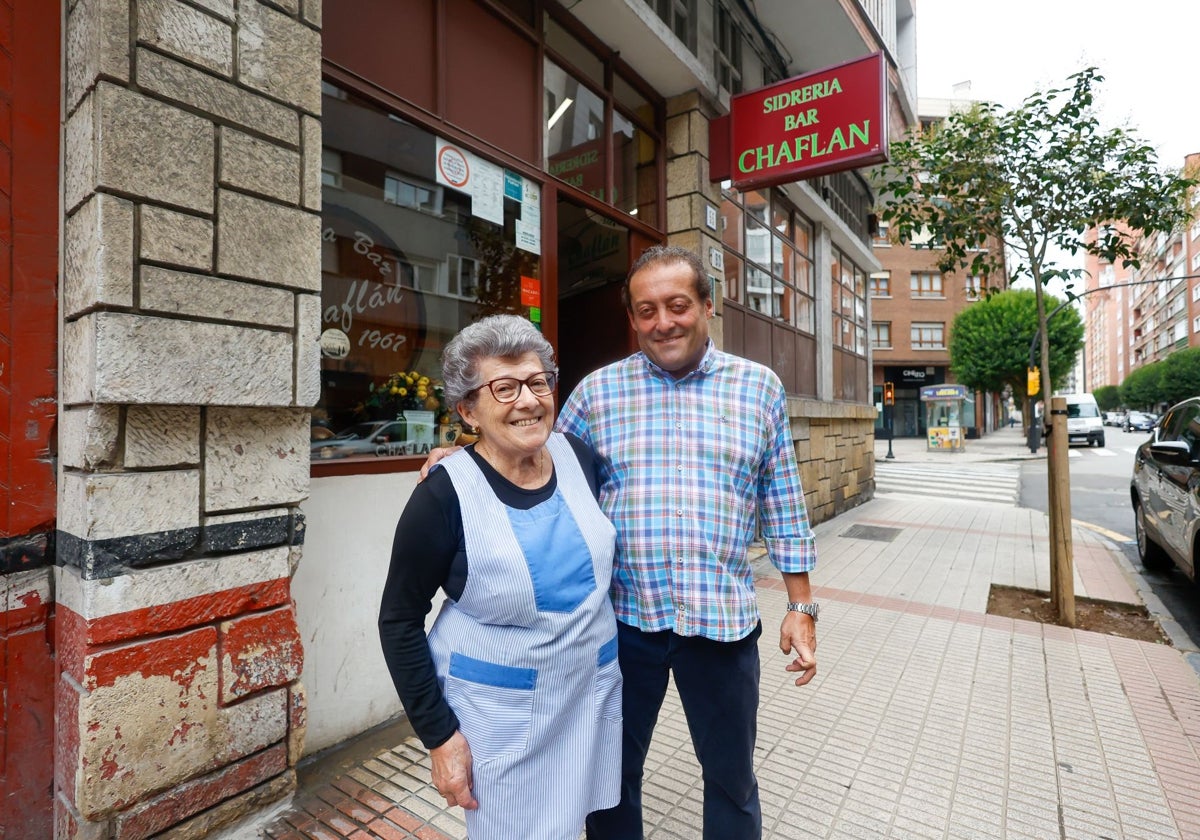 Lucinda Álvarez y Víctor Fernández, delante de la sidrería de la avenida Manuel Llaneza que regentan y que cerrarán en septiembre.