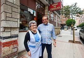 Lucinda Álvarez y Víctor Fernández, delante de la sidrería de la avenida Manuel Llaneza que regentan y que cerrarán en septiembre.