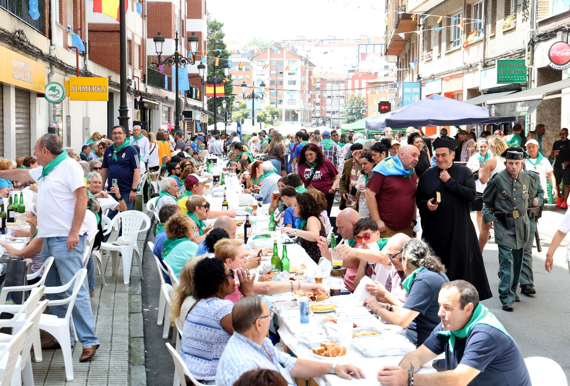 Multitudinaria comida en la calle de San Melchor en Oviedo