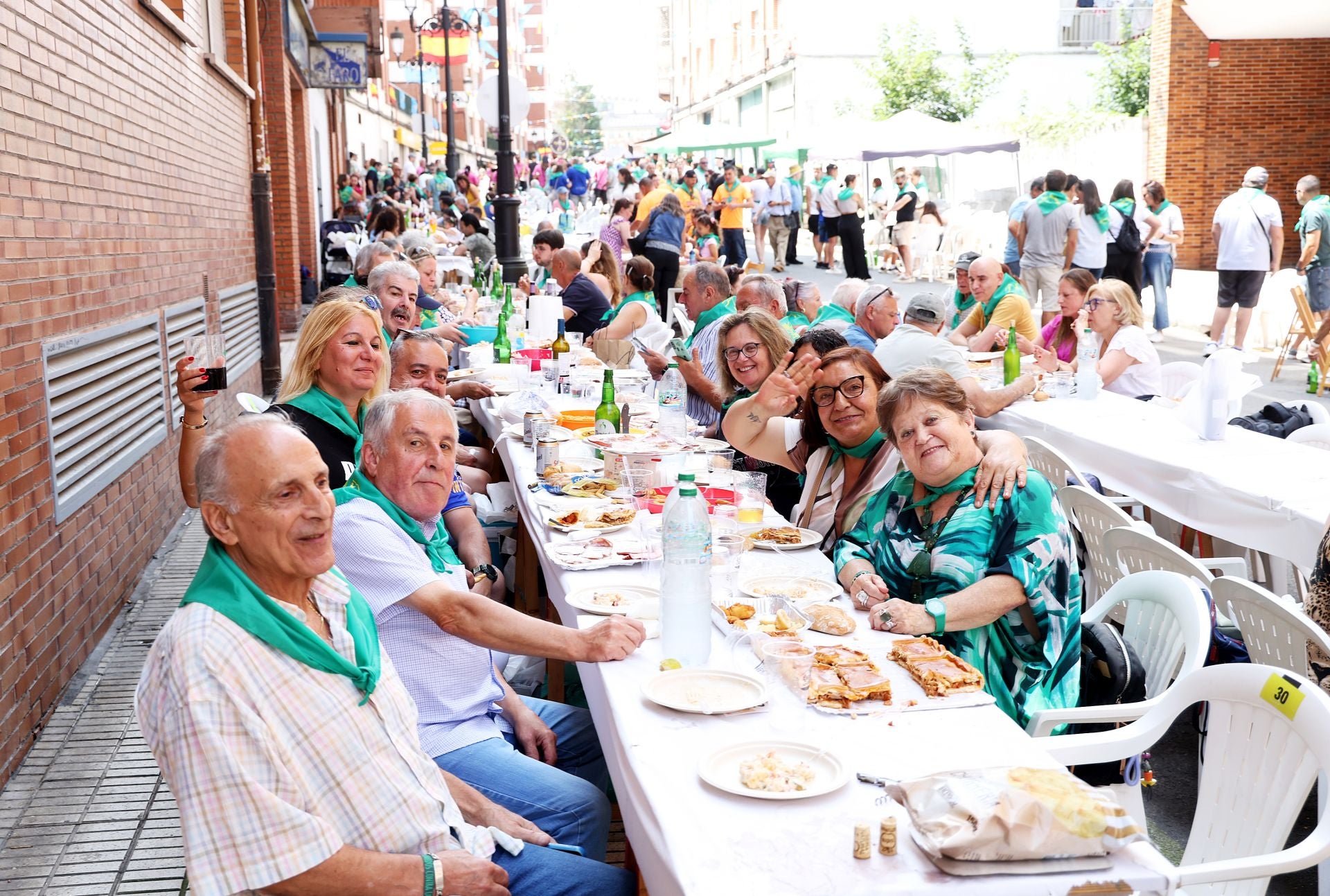 Multitudinaria comida en la calle de San Melchor en Oviedo