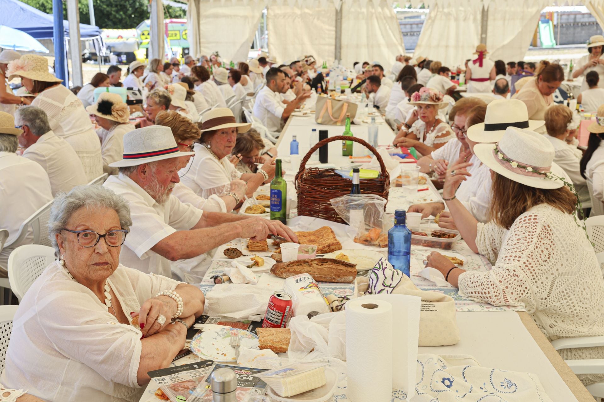 Trasona se tiñe de blanco: las fotos de la comida de indianos