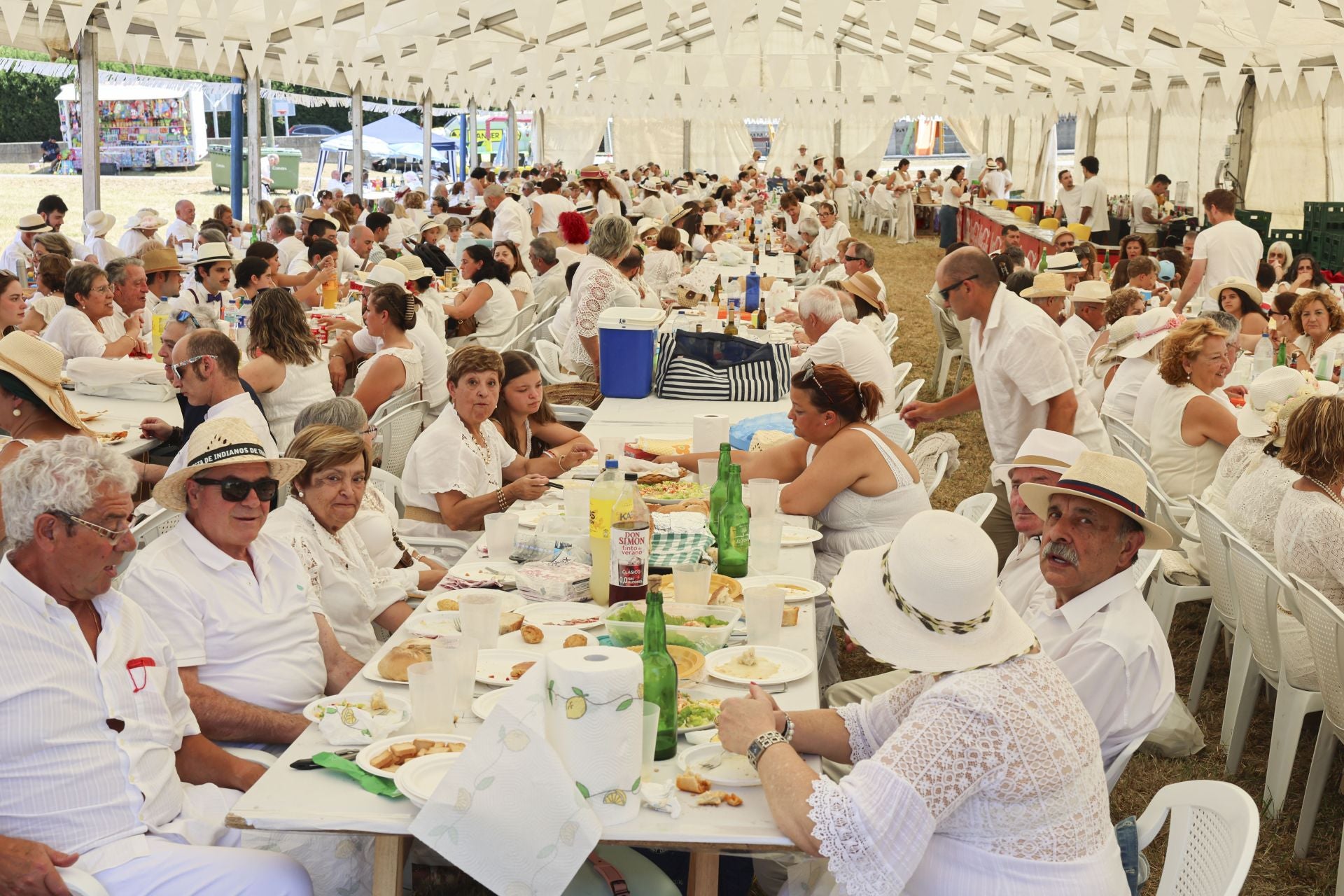 Trasona se tiñe de blanco: las fotos de la comida de indianos