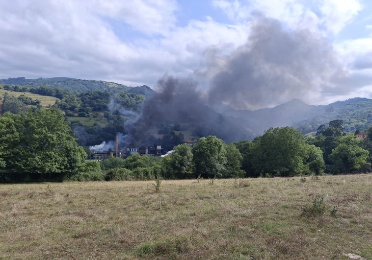 Una imagen del incendio en Industrias Doy.