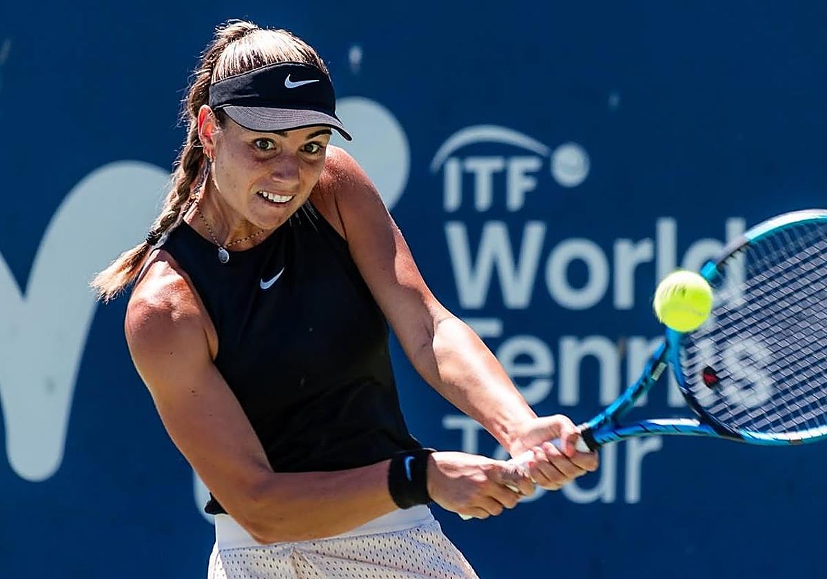 María Martínez Vaquero ejecuta un revés durante el torneo.