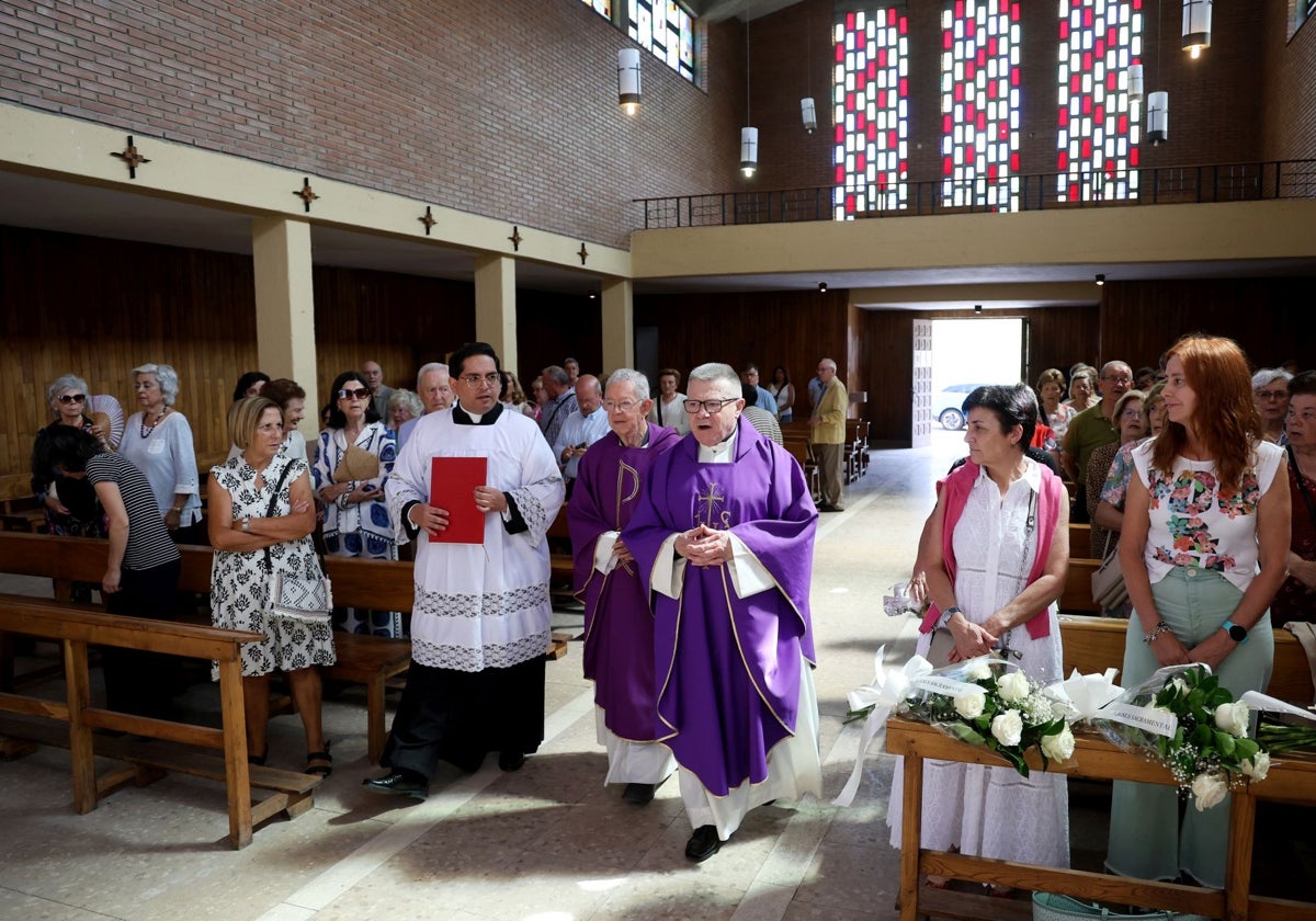 Rodrigo del Sastre y Adolfo Mariño, en el centro, vestidos de morado penitencial, antes de iniciar la misa de desagravio.