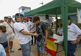 Un niño prueba el equipo necesario para hacer paracaidismo en la carpa que instaló Agrupac-Astur en el Náutico.