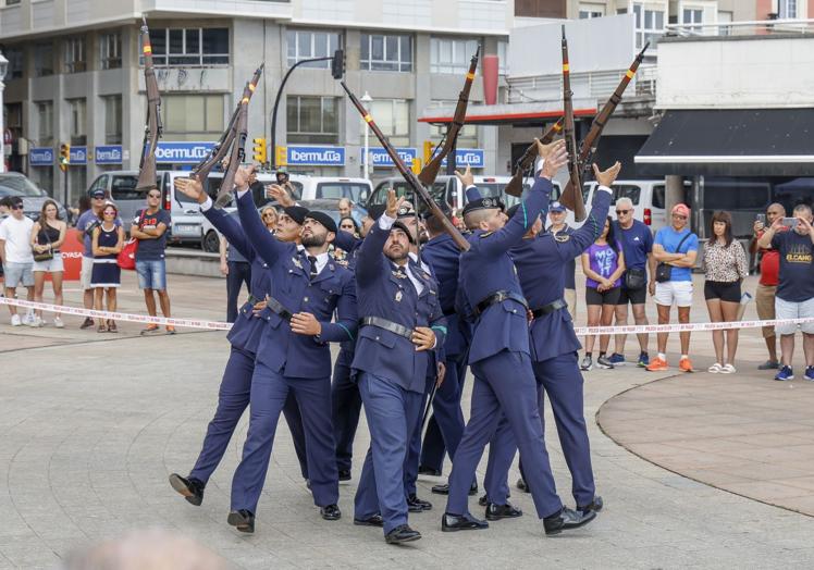 Exhibición de la Patrulla de Honores del Ejército del Aire y del Espacio, en los Jardines del Náutico, antes del comienzo del festival.