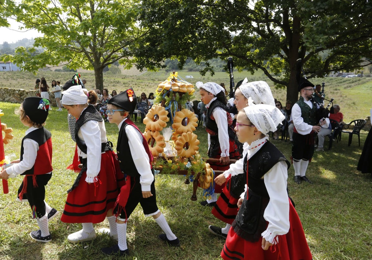 Procesión del ramu en las fiestas de San Justo.
