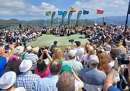 Numeroso público se dio cita en la braña para asistir a la boda.