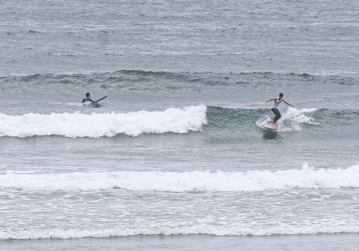 Un momento de las mangas disputadas en la playa de Salinas.