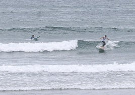 Un momento de las mangas disputadas en la playa de Salinas.
