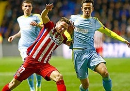 Maksimovic pugna por un balón con un jugador del Atlético en la Champions League.