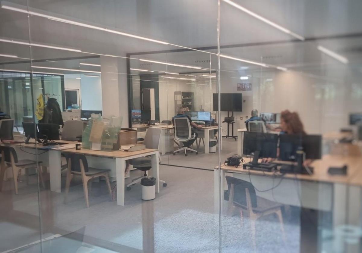 Imagen de las nuevas dependencias de la Policía Local a través de una mampara de cristal.