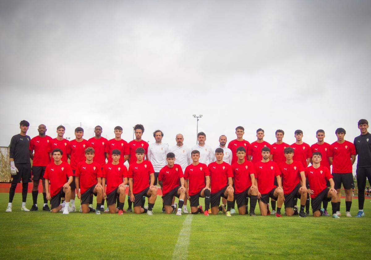 Foto oficial del Sporting Atlético para la próxima temporada, que seguirá bajo las órdenes de Samuel Baños.