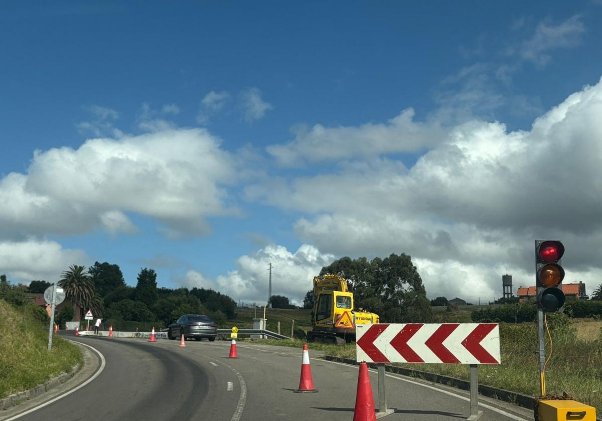 El carril cortado en la carretera de El Puerto.