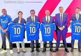 Martín Peláez posa con el resto de representantes de equipos ascendidos con las camisetas que les regaló.