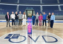 El alcalde (quinto por la izquierda) durante la visita al Palacio de Deportes.