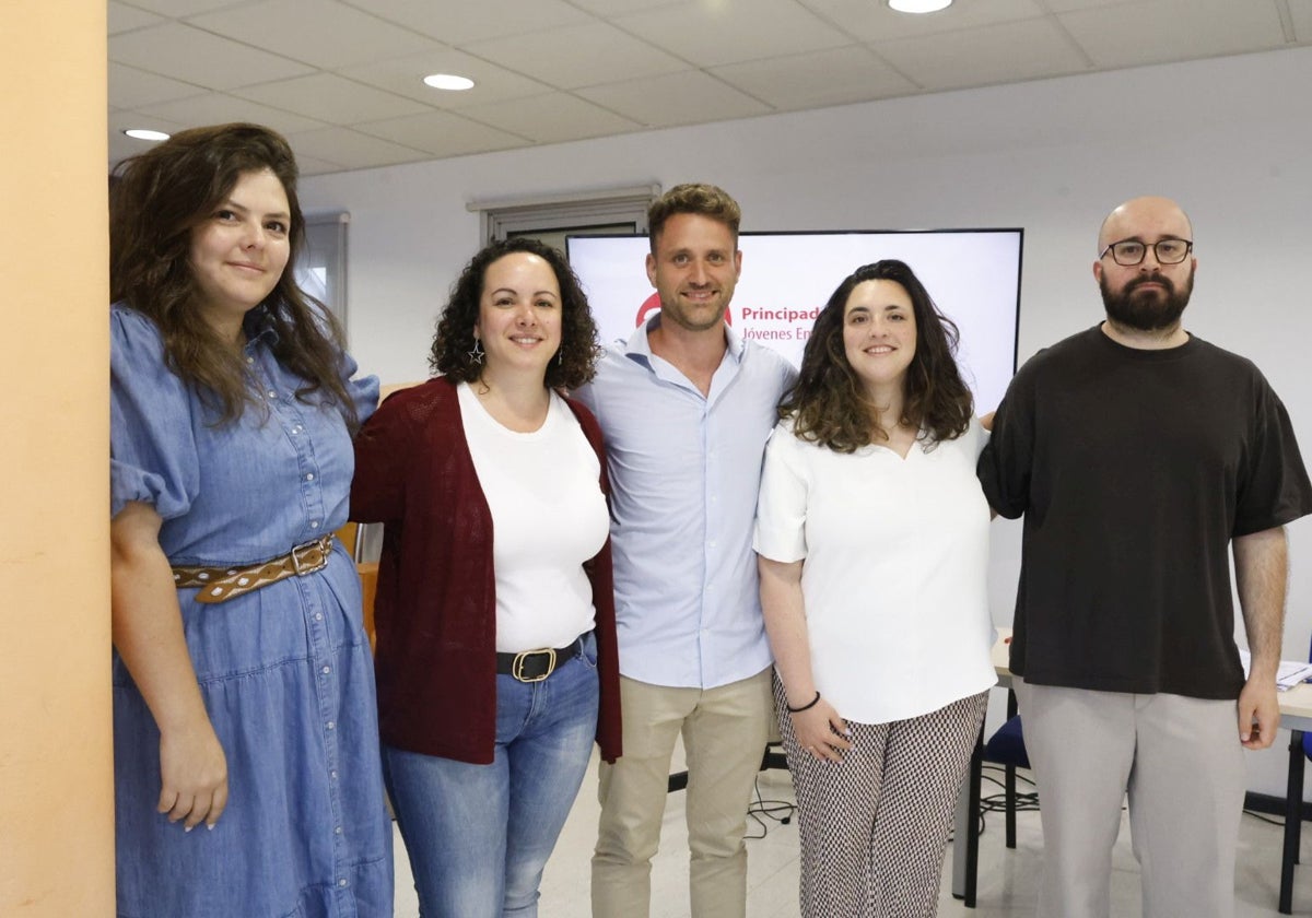 Francisco del Cid, en el centro, junto a los miembros de su junta directiva.