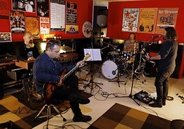 El grupo The Electric Buffalo, que participará en A Veiga Rock, durante uno de sus ensayos.