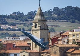 La espectacular maniobra en vuelo del F-18 para esquivar unas gaviotas en Gijón