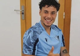 Nando Almodóvar, con la camiseta de entrenamiento del Cádiz.