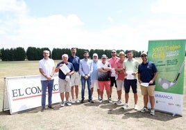 Los premiados en la octava prueba del Trofeo EL COMERCIO-ABANCA posaron en la tradicional foto de familia en la clausura de la competición en el campo de La Morgal.