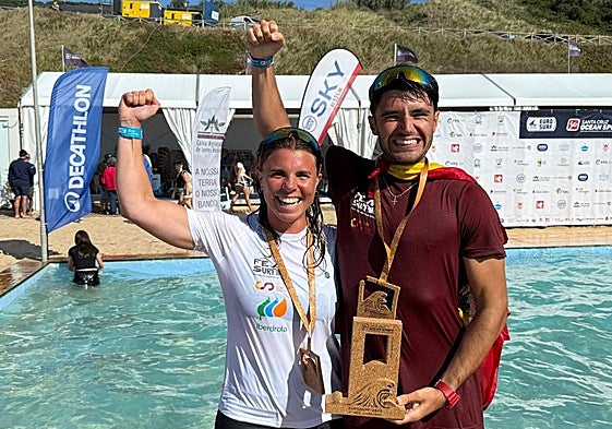 La avilesina Yumey González y el gijonés Nicolás García celebran el oro en Longboard.