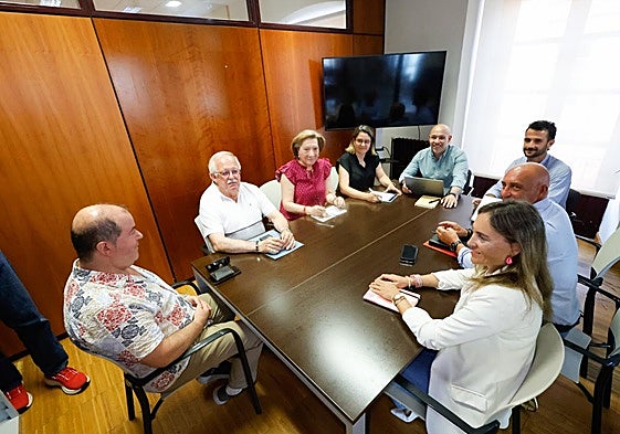 Reunión del edil popular Rodrigo Pintueles con la Asociación de Vecinos La Serena.